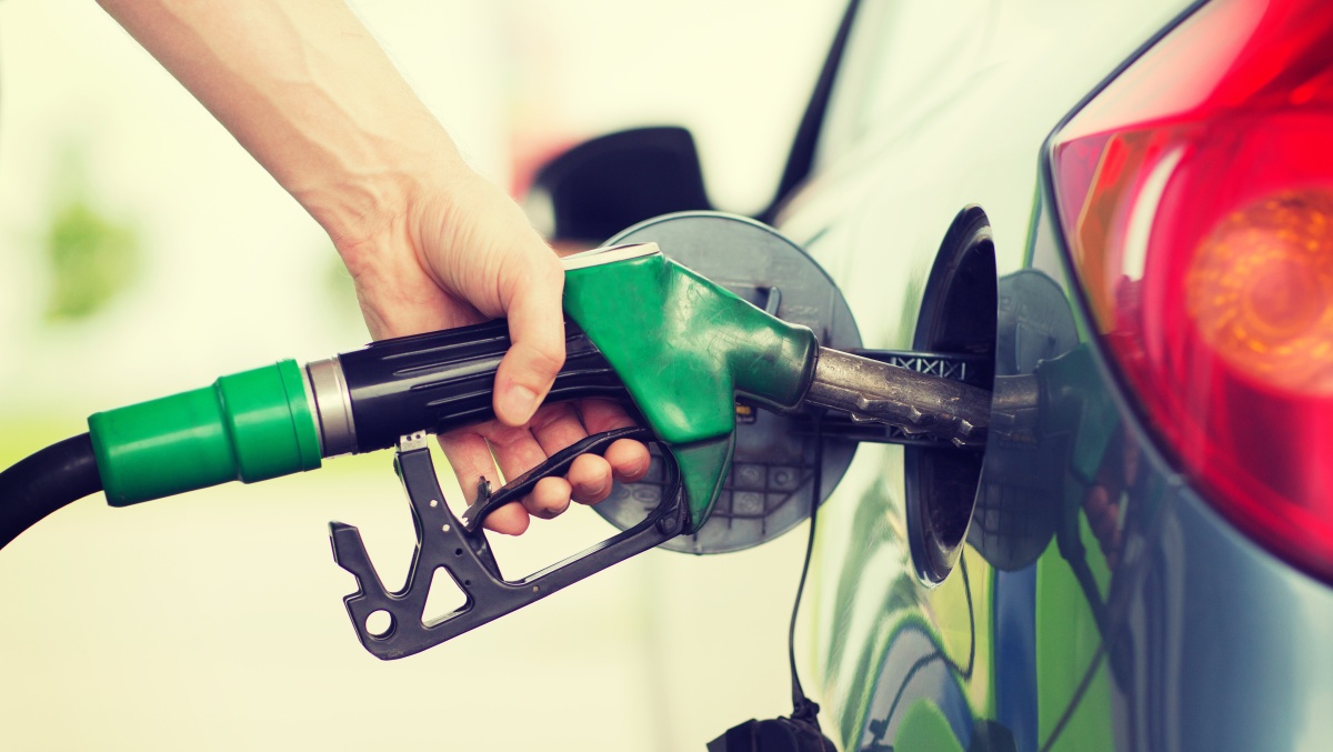 Nepaisant mažesnių didmeninių kainų, JK vairuotojai už dyzelį moka brangiau nei už benziną