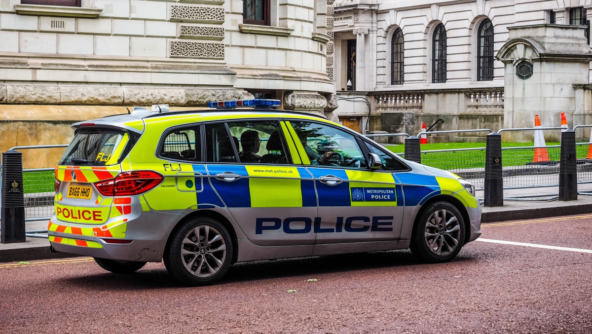 Tragiškas incidentas Londone: iš pastato iškritusi moteris nukrito ant praeivės