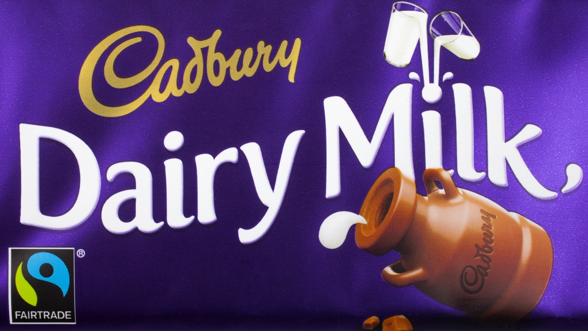 JK iš prekybos atšaukiami šeši galimai listerijomis užkrėsti „Cadbury“ šokoladiniai desertai