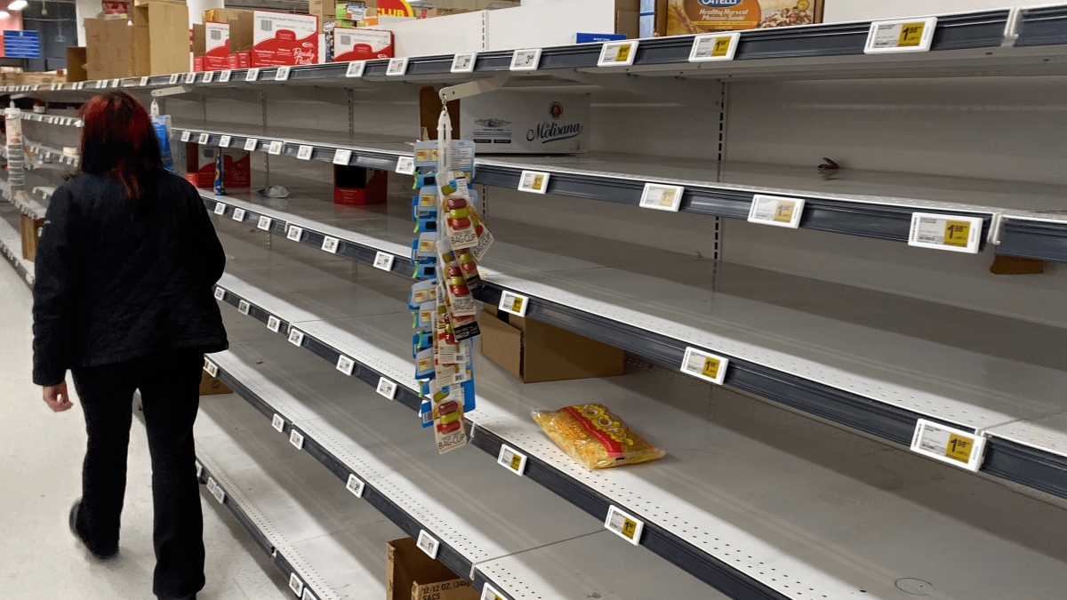 Dėl naujų „Brexit“ taisyklių įsigaliojimo JK parduotuvėse vėl gali trūkti maisto prekių