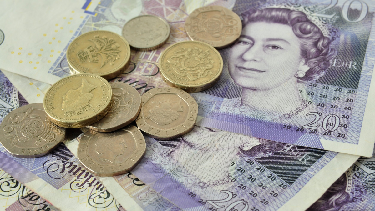 JK neiškeista milijardai nebegaliojančių svarų sterlingų kupiūrų ir monetų