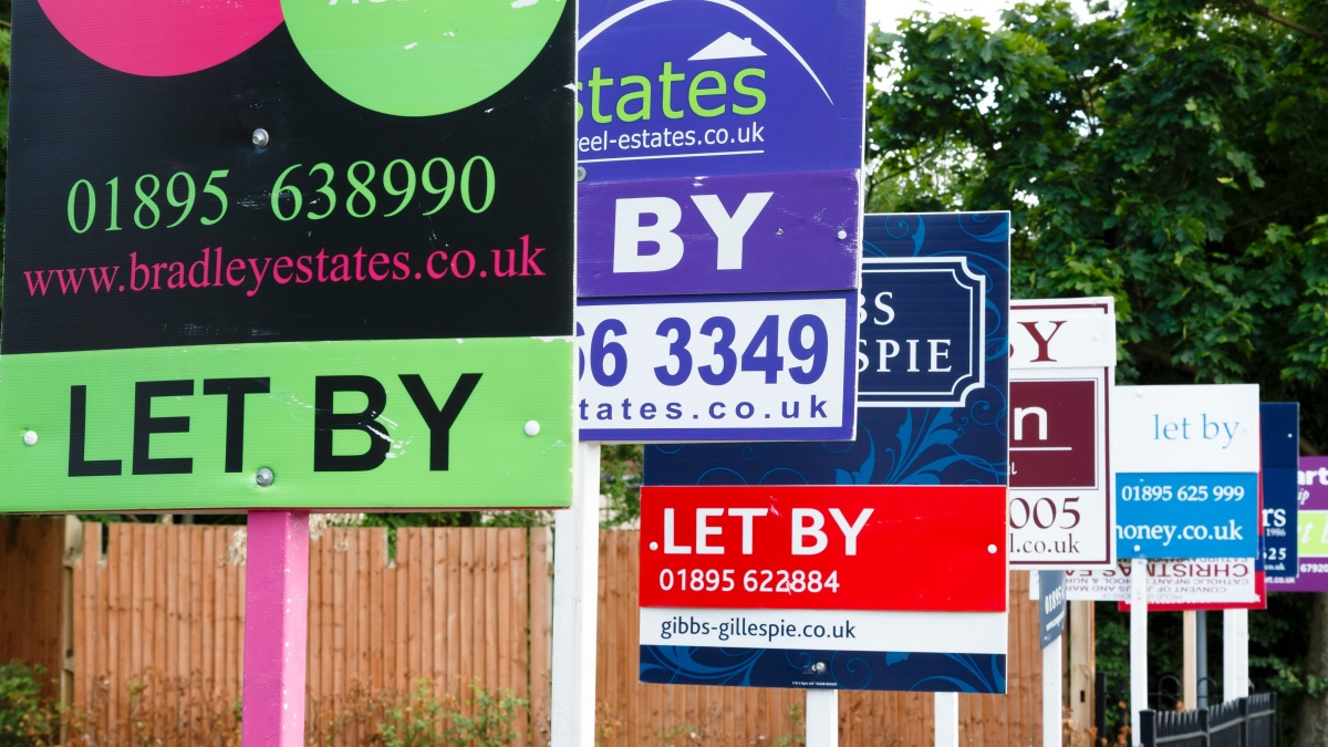 Naujos bėdos besinuomojantiems būstą JK: vis daugiau nuomotojų nori parduoti būstą