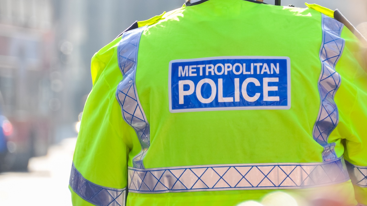 Buvęs Londono policininkas pripažintas kaltu dėl paauglės ir kolegės išžaginimo