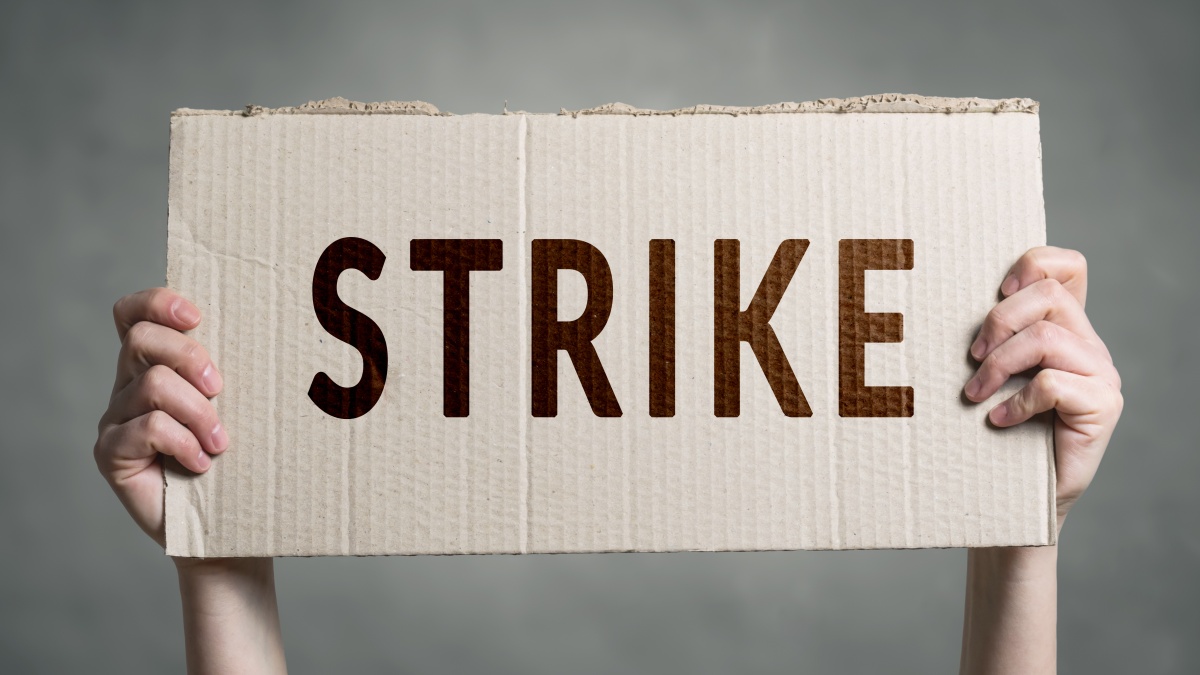 Jaunesnieji gydytojai Anglijoje pradeda streiką, NHS teigia jau nebegalinti tverti