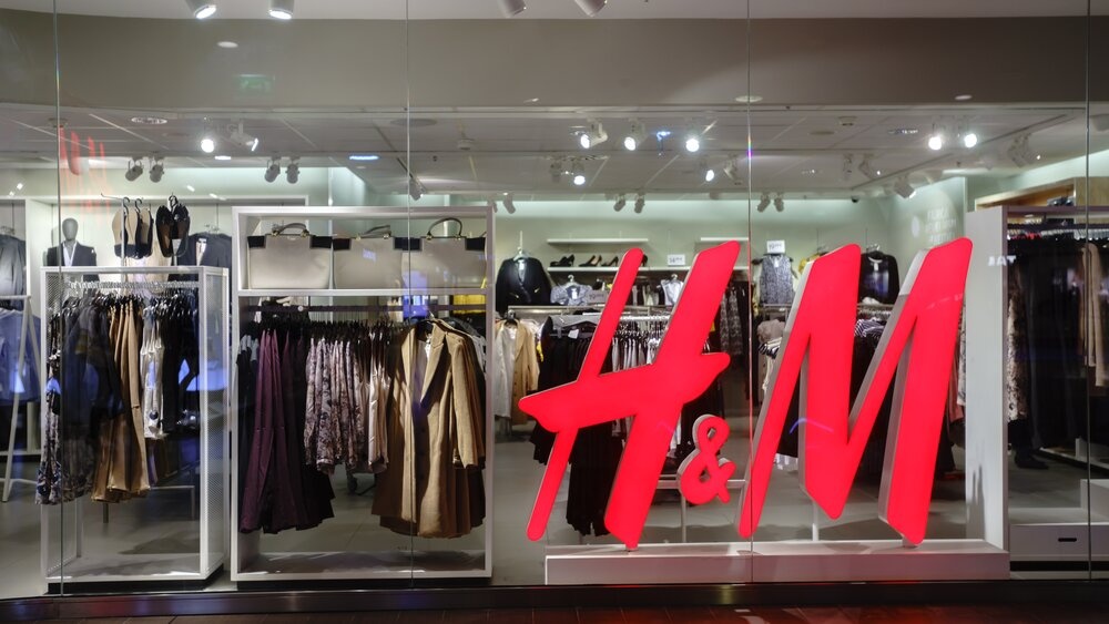 Jungtinėje Karalystėje „H&M“ apmokestino prekių grąžinimą internetu 