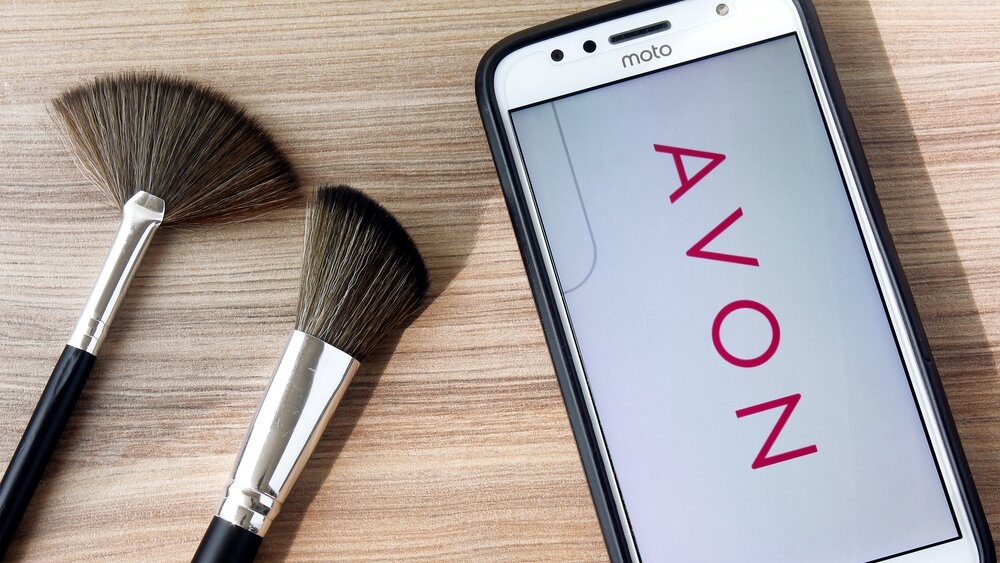 Pirmą kartą JK fizinėse parduotuvėse bus parduodami „Avon“ produktai