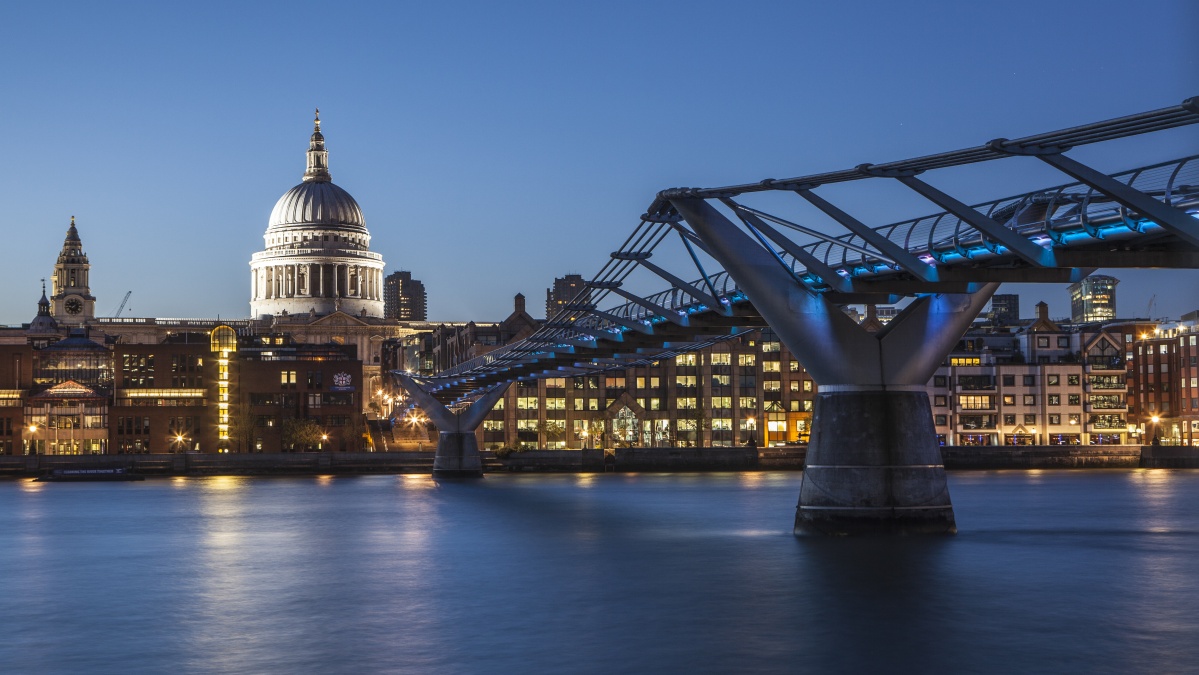 Londone bus taisomas „svirduliuojantis“ tiltas
