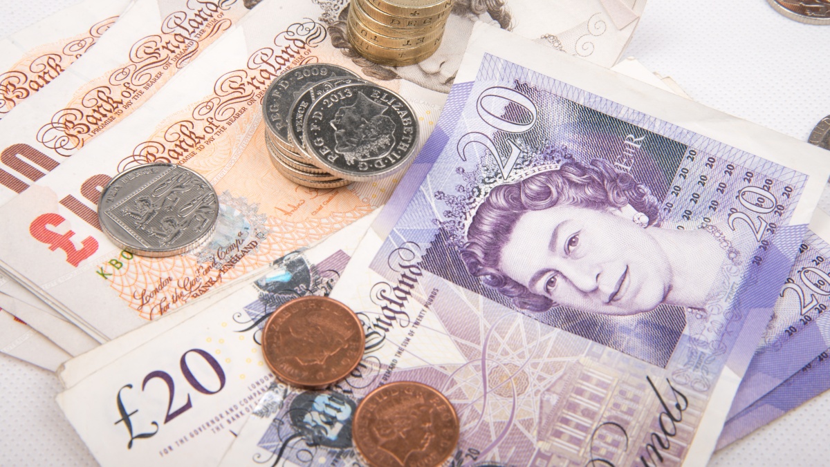 Pirmą kartą per beveik dvejus metus darbo užmokestis JK augo sparčiau už infliaciją