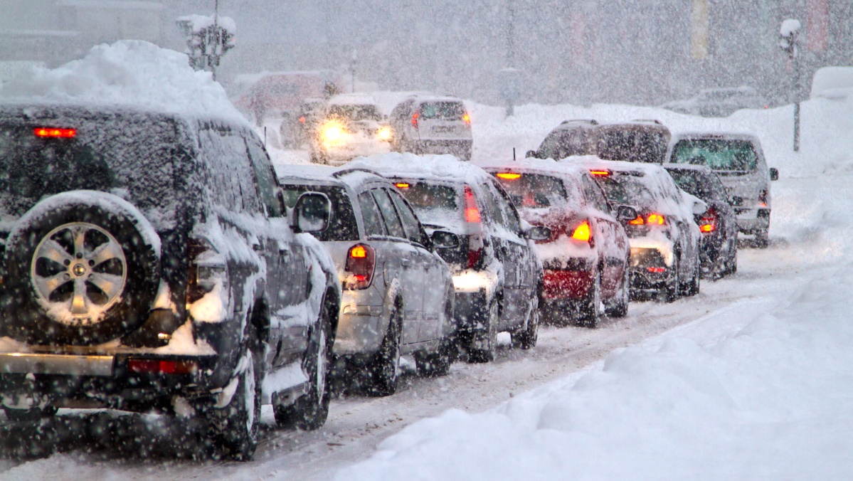 JK ruošiamasi 280 mylių ilgio „sniego sienai“, vairuotojai perspėjami dėl sąlygų keliuose