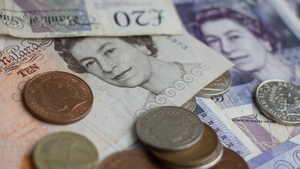 Anglijos tarybos įspėja apie didėjančią finansinę krizę