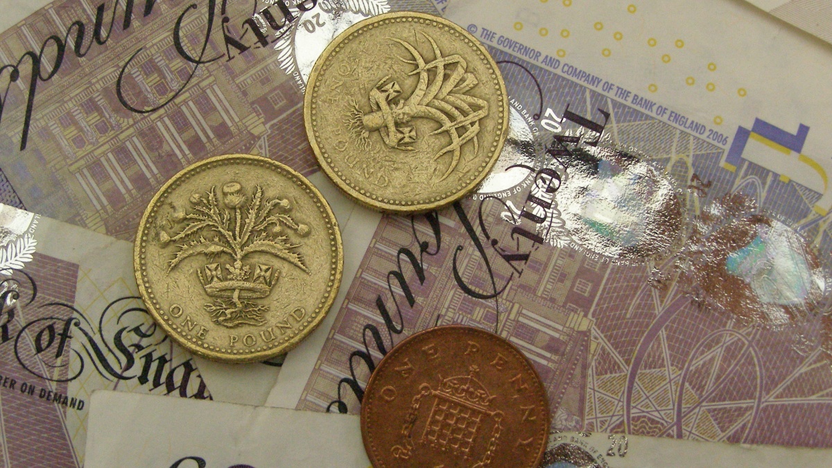 Atsiskaitymų grynaisiais pinigais JK lygis išaugo pirmą kartą per dešimtmetį