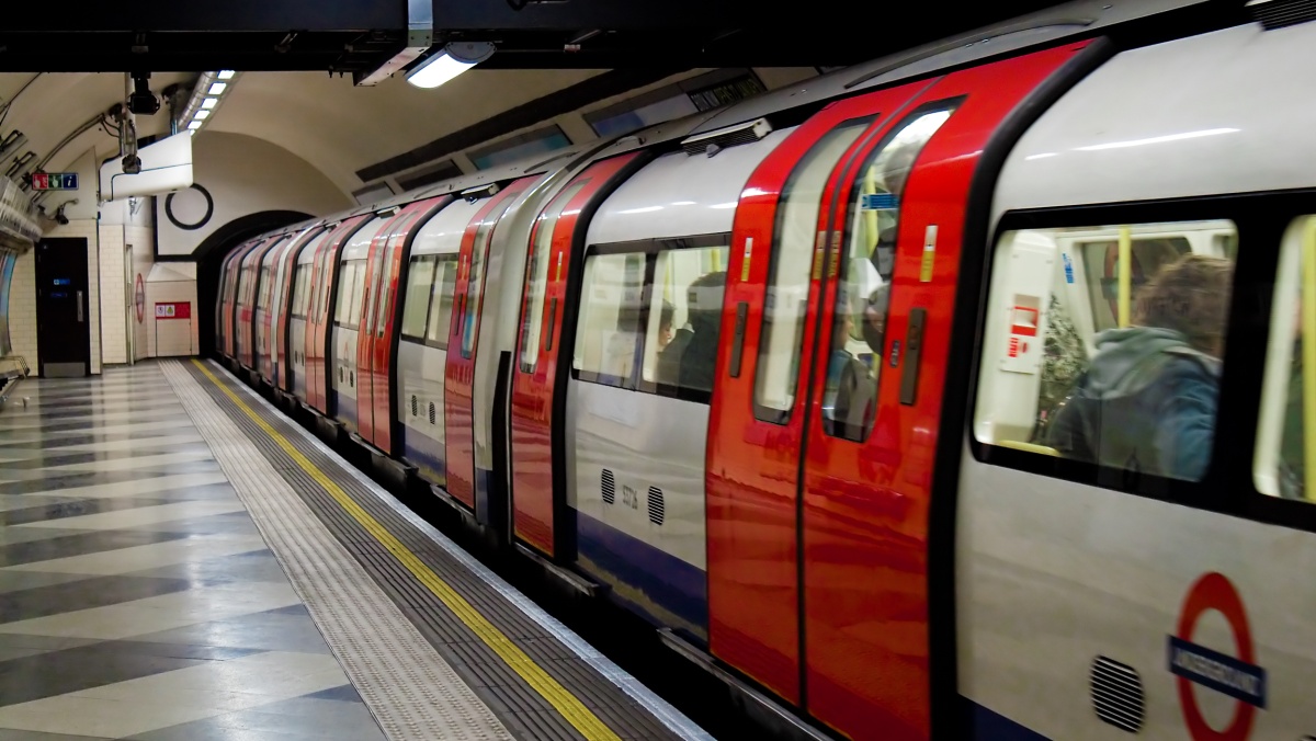 JK nuteistas Londono metro keleivių akivaizdoje moterį išžaginęs vyras