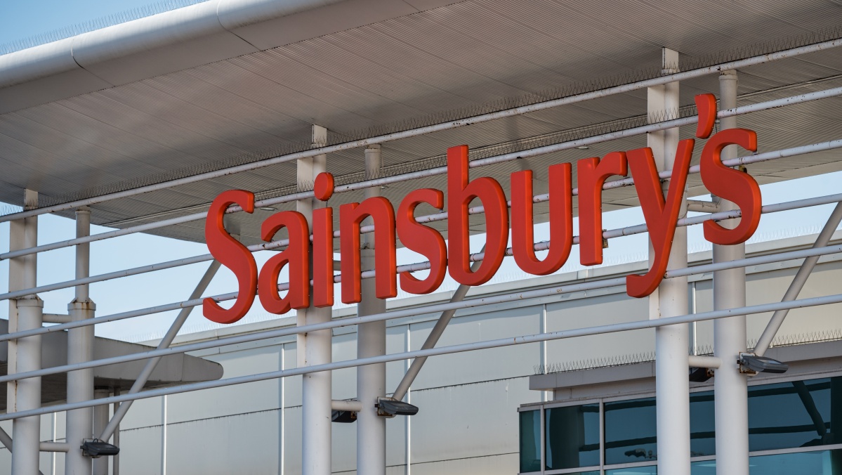 JK prekybininkams kovojant dėl darbuotojų, „Sainsbury's“ pranešė kelsiantis atlyginimus