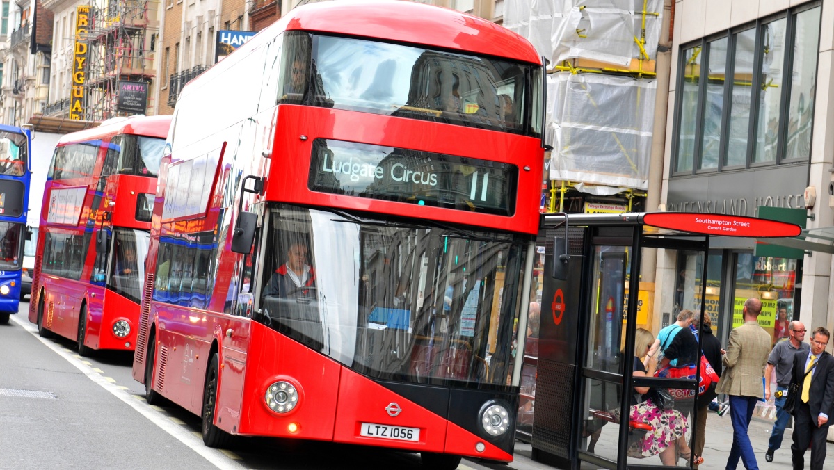 Incidentas Londone: rytinio piko metu užsiliepsnojo dviaukštis autobusas