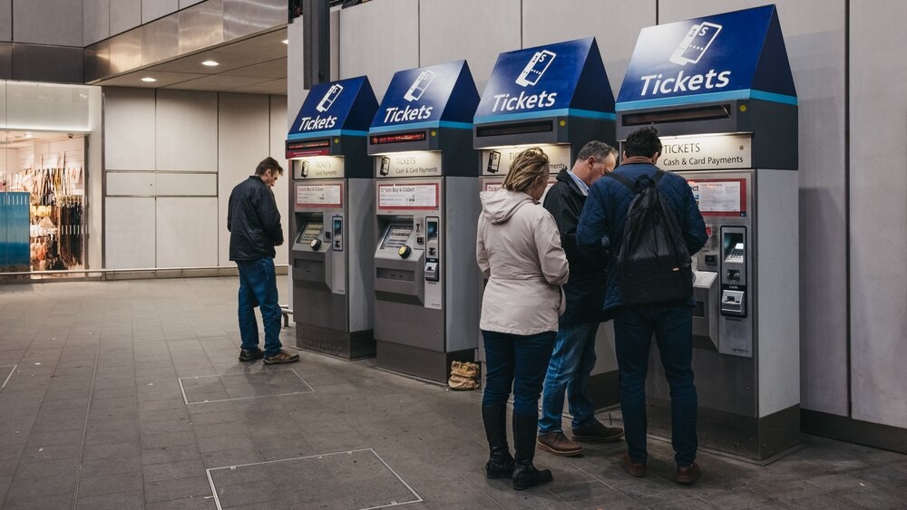 Traukinių bilietai Anglijos stočių automatuose – dvigubai brangesni nei perkant internetu