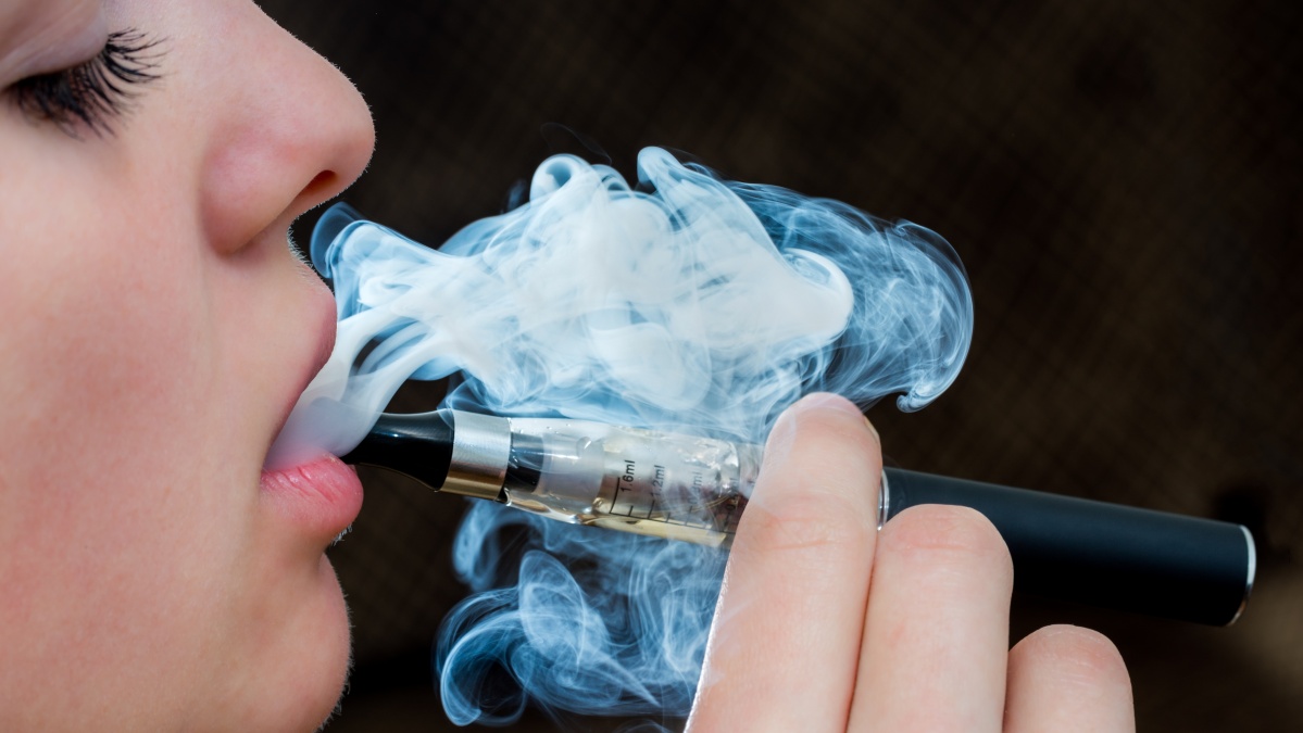 Nėštumo metu saugu... rūkyti elektronines cigaretes, teigia JK ekspertai