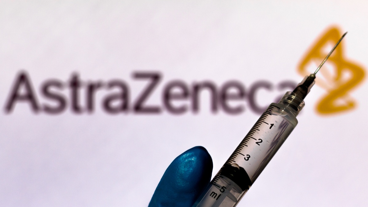 „AstraZeneca“ JK gresia didelės išlaidos: 35 kreipėsi į teismą dėl koronaviruso vakcinos