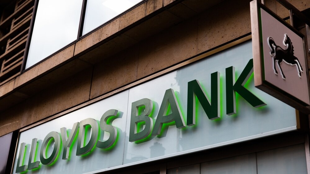 „Lloyds“ bankas naikina dalį paslaugų