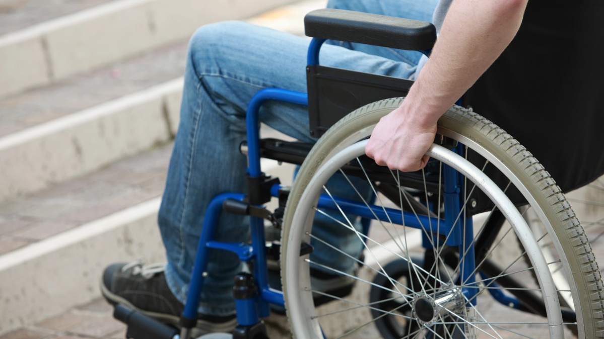 Britų pora dėl pašalpos vertė sveiką vaiką ketverius metus naudotis neįgaliojo vežimėliu