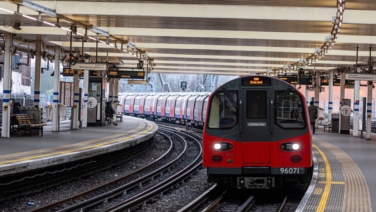 Londono meras susilaukė kritikos dėl sprendimo pervadinti „Overground“ linijas