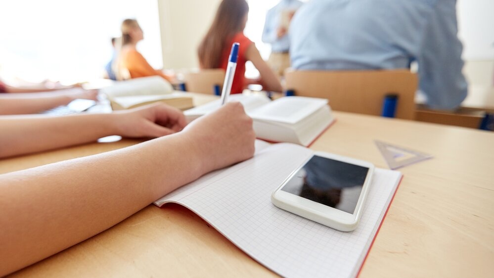 JK mokyklose norima uždrausti naudojimąsi mobiliaisiais telefonais