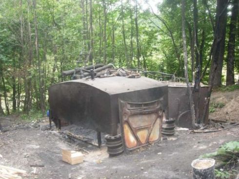 Plungės rajono miškuose aptiktas nelegalus degtinės fabrikėlis