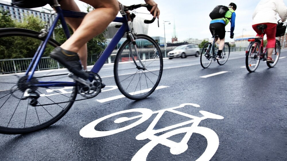 JK vairuotojai raginami užsiklijuoti apie dviratininkus primenančius lipdukus