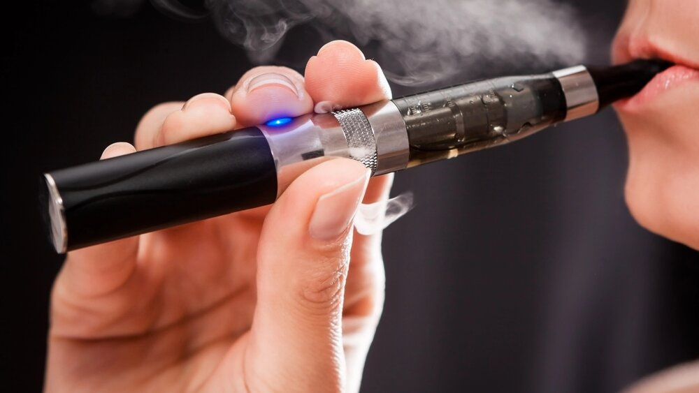 Nuo elektroninių cigarečių priklausomiems vaikams siūlo skirti nikotino pleistrus