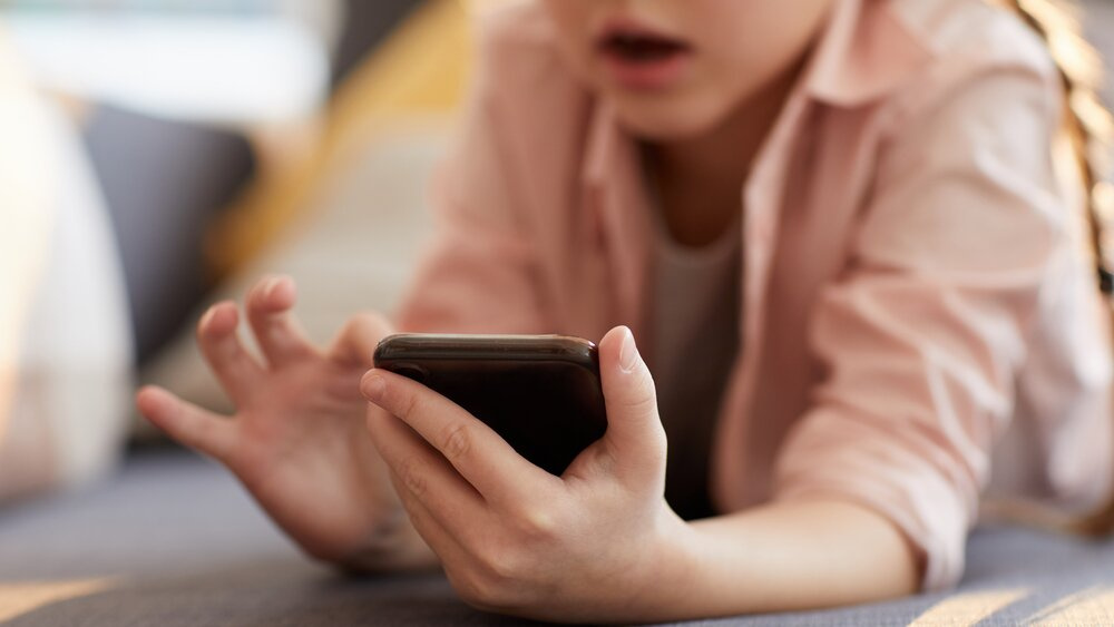Beveik ketvirtadalis 5-7 metų vaikų JK turi asmeninius išmaniuosius telefonus