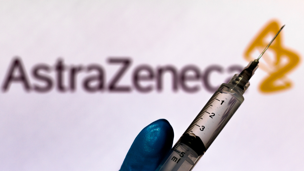 „AstraZeneca“ vakcina nuo koronaviruso išimama iš rinkos visame pasaulyje