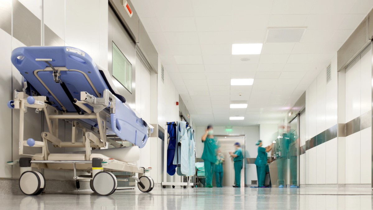 JK medicina: pacientai gydomi NHS ligoninių koridoriuose, kad būtų atlaisvintos „greitukės“