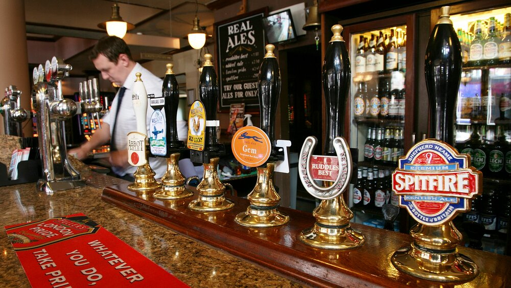 Trečdalyje JK barų alaus ir vyno barmenai įpila per mažai