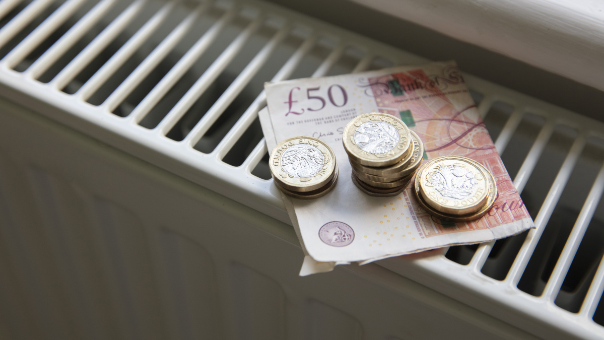 Naujos energijos kainų „lubos“ JK: sąskaitos liepą mažės 122 svarais