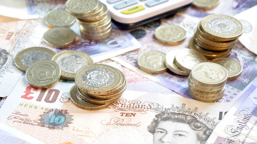 Beveik pusė JK gyventojų kasdienes išlaidas padengia iš santaupų