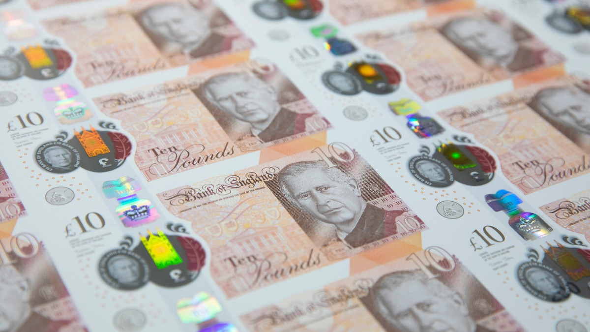 Anglijoje apyvartoje pradėjo cirkuliuoti nauji svarų sterlingų banknotai