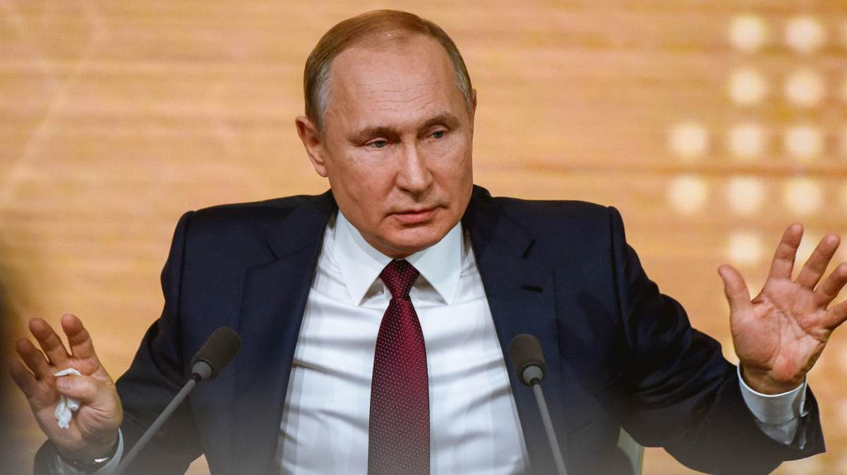 V. Putinas grasina apginkluoti JK priešus, kad šie smogtų Londonui