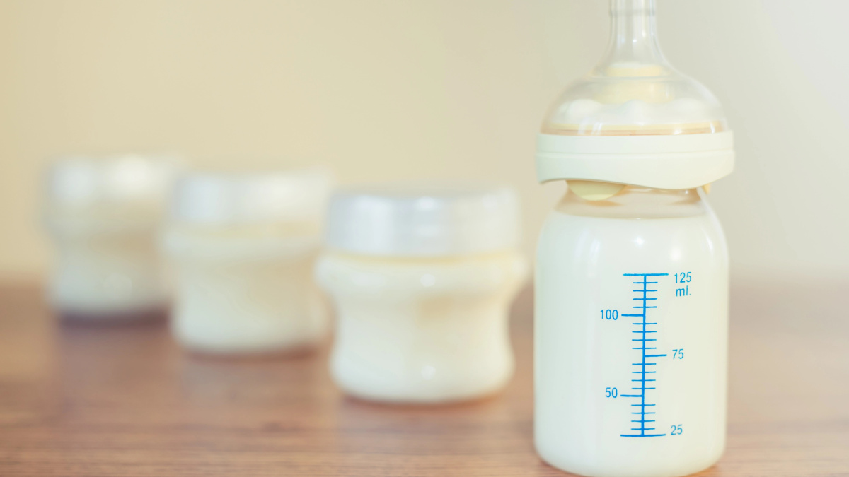 Dėl toksinų „Nestle“ atšaukia dar vieną kūdikių pieno mišinių partiją