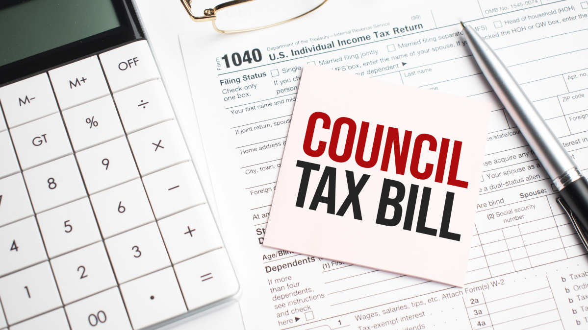 Kelios vietos valdžios institucijos JK savivaldybės mokestį kels daugiau nei 5 proc.