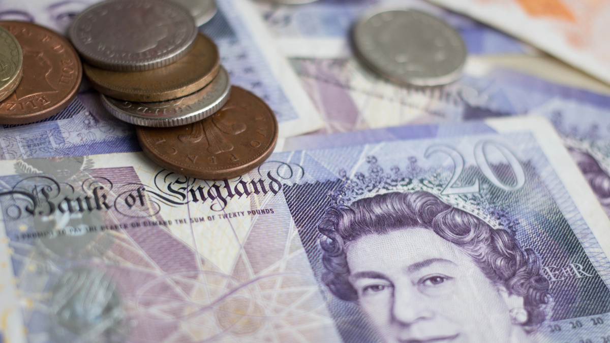 Nelegalūs migrantai prisiteisė iš JK valdžios kompensaciją dėl atimtų telefonų