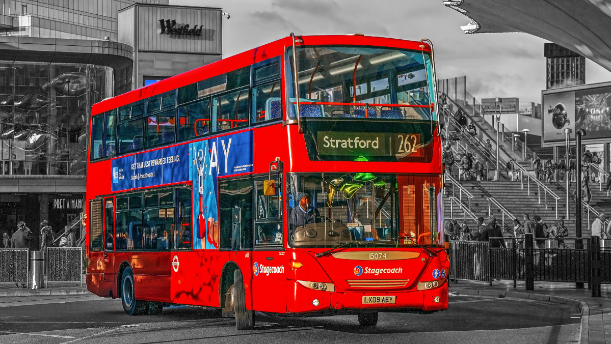 Incidentas Londone: po dviejų autobusų avarijos vienas jų įvažiavo į teatro pastatą