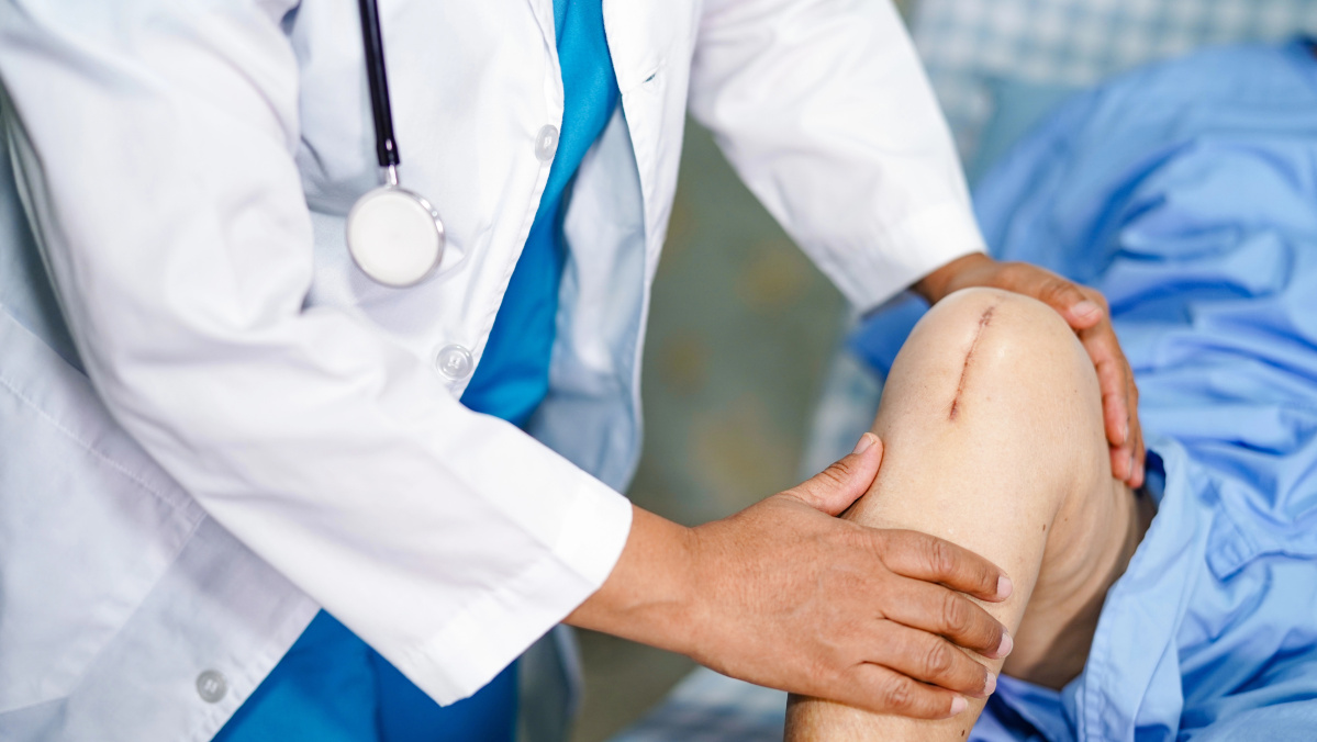 Beveik milijonui žmonių JK bus atšauktos kelio ir klubo sąnario keitimo operacijos