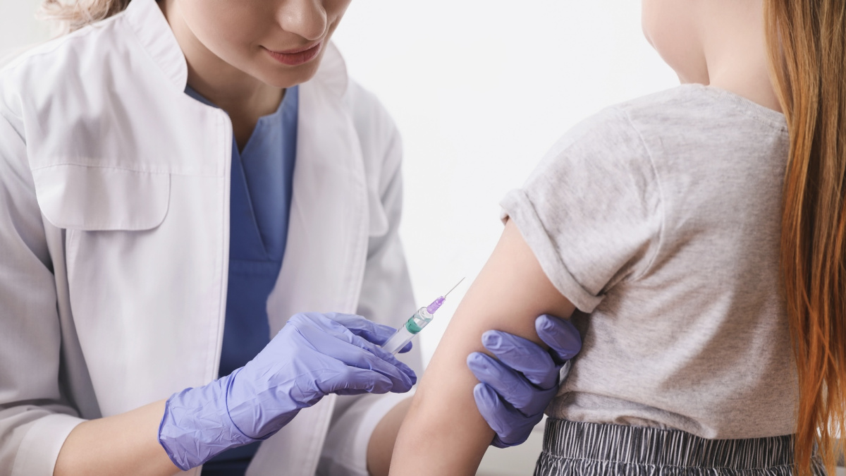 Šeimos gydytojams Britanijoje – papildomas finansavimas vaikų ir senjorų skiepams 