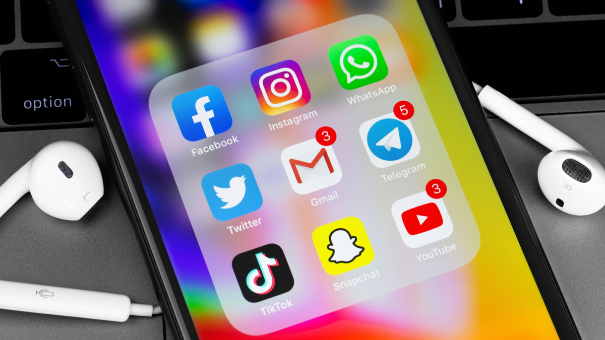 Šimtai JK paauglių bus įtraukti į socialinių tinklų draudimų bandymus