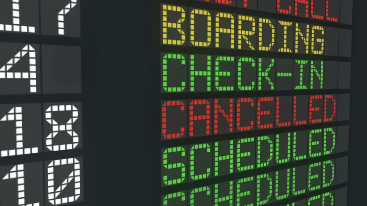 Skrydžių trikdžiai dėl karinio konflikto: kokios yra JK keleivių teisės? 