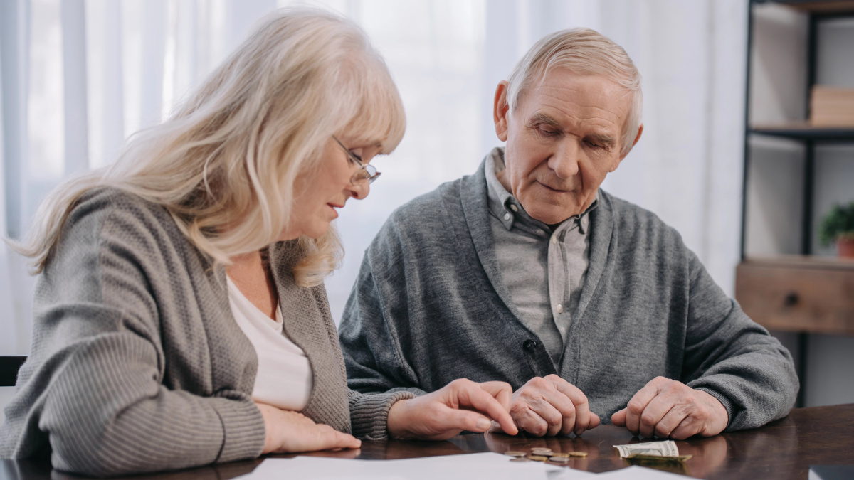 Pagal naują biudžetą dar milijonas pensininkų JK turės mokėti pajamų mokestį