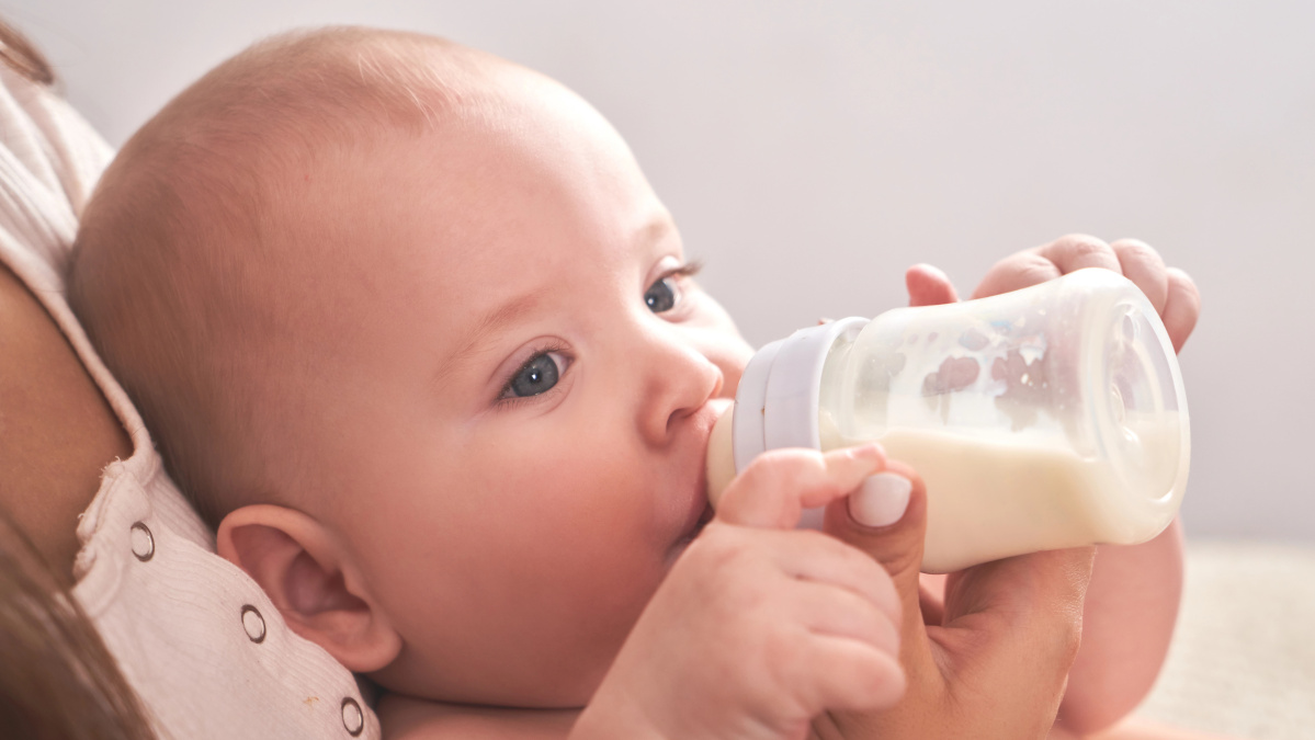 Tarnyba: toksinu užkrėsto pieno mišinio gavę JK susirgo daugiau nei 60 kūdikių