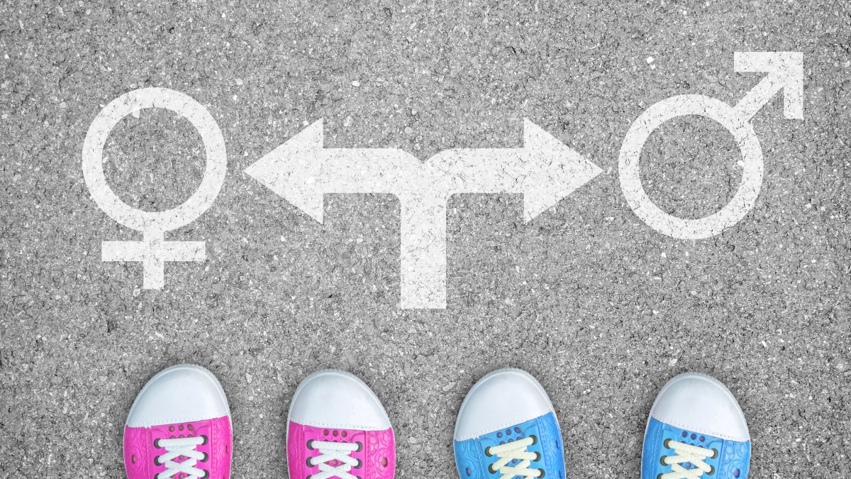 NHS laikinai sustabdė lyties keitimo hormoninių vaistų skyrimą nepilnamečiams