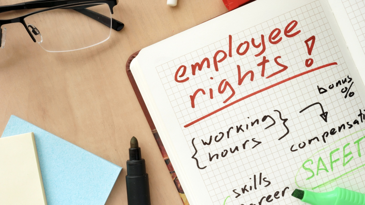 Naujas darbo teisių įstatymas JK pagerins sąlygas dirbančioms moterims, tėvams ir susirgusiems 