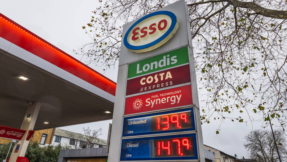 Dėl karo Irane JK valdžia peržiūrės planus kelti degalų akcizą