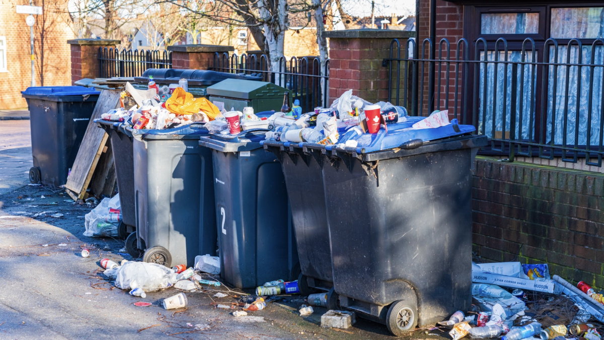 Antrame pagal dydį JK mieste – nesibaigiantis šiukšlių išvežimo chaosas: kodėl tai vyksta? 